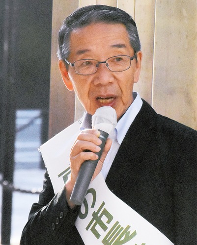 駅前で街頭演説を行い、支持を訴える