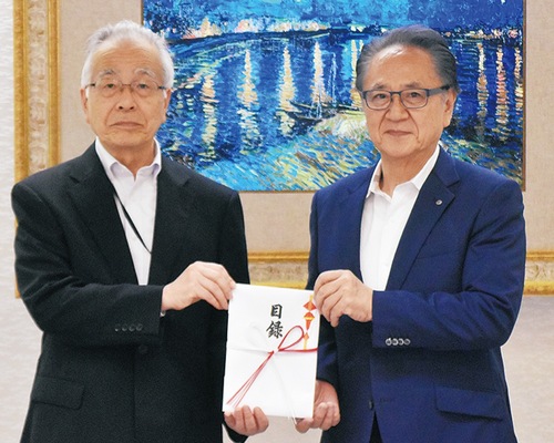 上地市長に目録を手渡す苅部社長（左）