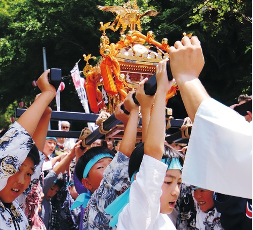神輿を担いだ子どもたち