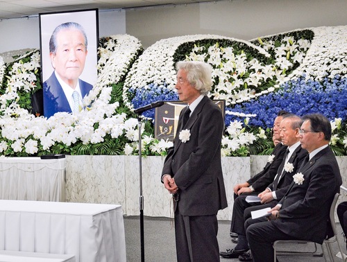 小澤さんとの別れに姿を見せた小泉純一郎元総理。静かな口調で弔辞を読み上げた