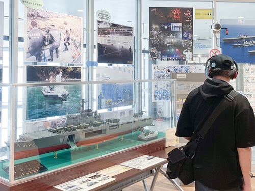 コースカに設けられた展示空間。買い物ついでに立ち寄る人の姿も