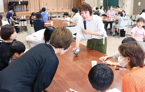 深町さん（中央）の話を聞く参加者