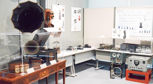 蓄音機や初期の電話機などの展示