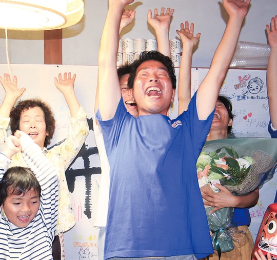 当選の報を受けて集まった支援者らと喜びを爆発させた出口氏