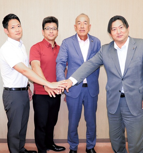 三志会の（左から）石崎氏、溝川氏、草間氏、下田氏