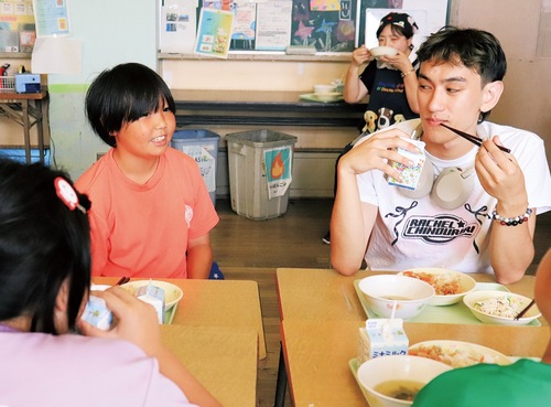 給食はテキサス大学の学生（右）と卓を囲んだ