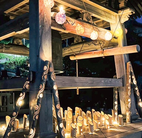境内には竹灯籠が飾られる（不断寺提供）