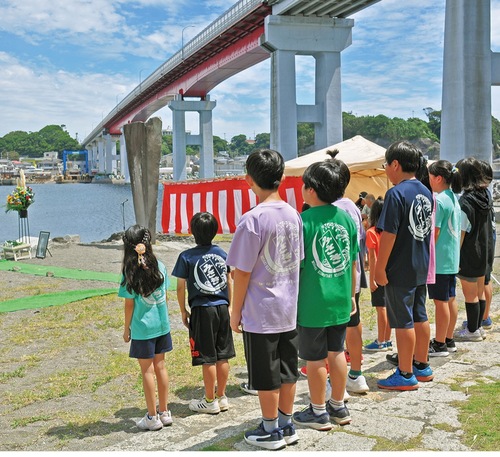 詩碑に向って白秋作詞の校歌を熱唱した三崎小の児童ら（昨年）