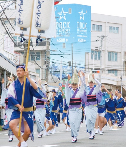 様々な団体が練り歩く(追浜行政センター提供)