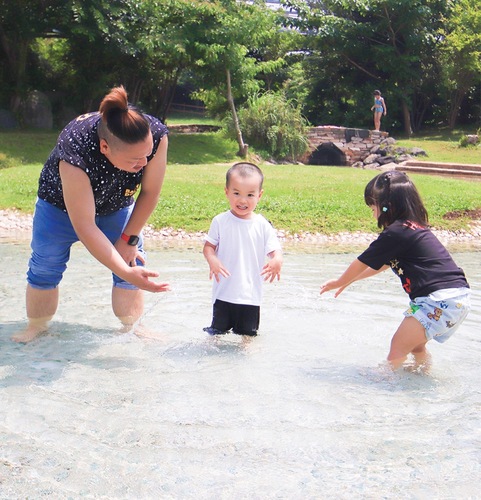 ソレイユの丘の「じゃぶじゃぶ池」で水浴びをする子どもら