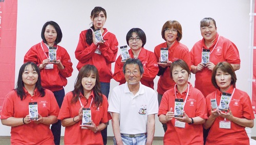 防災用ラジオを手にとる団員の皆さん