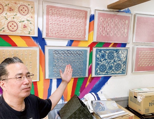 店内に展示されている琉球紅型