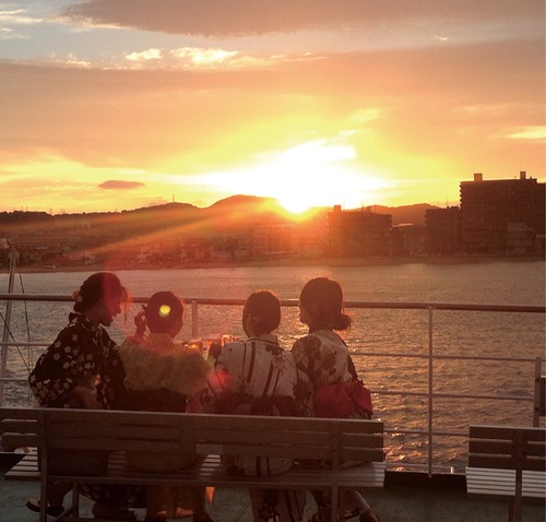 甲板から夕日を眺める(同社提供）