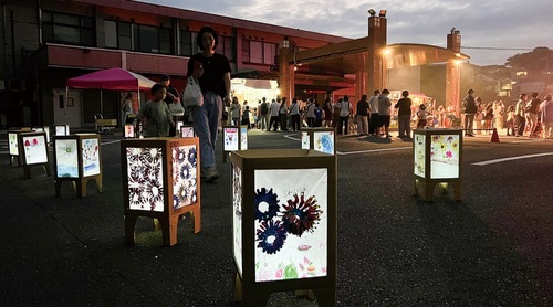 段ボール製の灯ろうが置かれたうわまち病院跡地