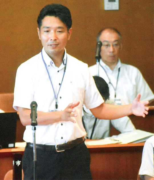 答弁する出口市長