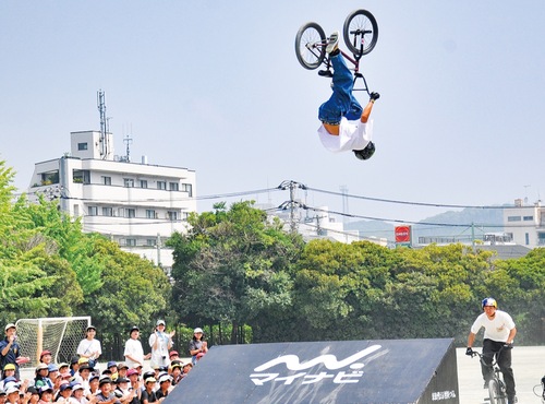 ジャンプ台を飛び出して後方回転する松本選手