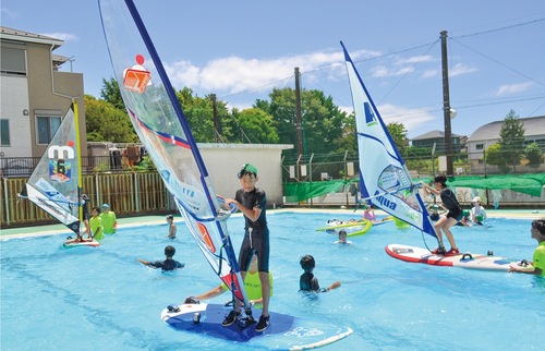 講師はウインドサーフィン部に所属している大学生が担当。非日常な体験
