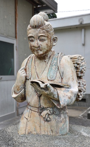 校庭の一角に置かれている金次郎像