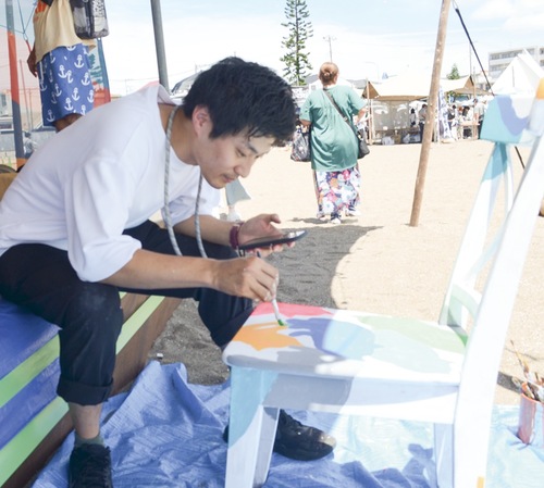 椅子をペイントするアーティスト