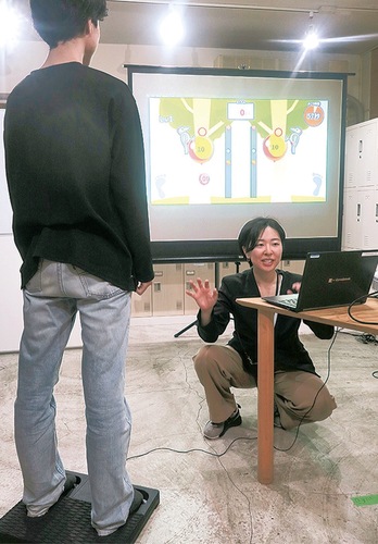 モニターを見ながらつま先で操作