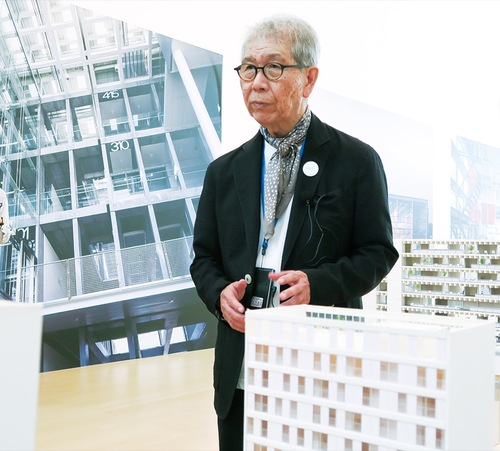 開催前日には、山本氏自らが館内を歩きながら展示作品の解説を行った