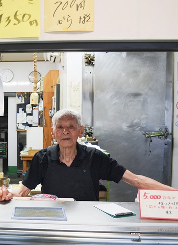 レジに立つ代表の平野三千夫さん