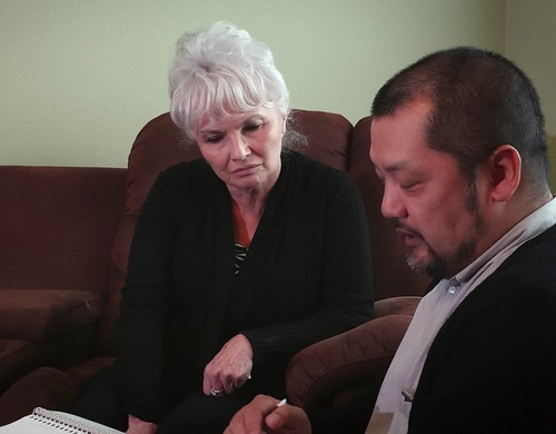 映画『Ｙｏｋｏｓｕｋａ１９５３』のワンシーン。母を探しに訪れたバーバラさん（左）と木川監督