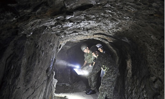 ツルハシを使用して人力で掘られたと推察される壕内