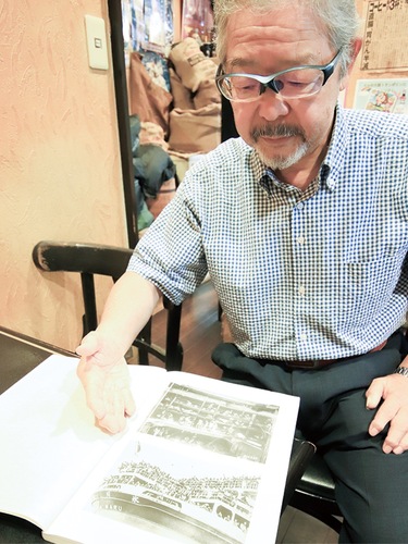 浦賀の引揚船第１便になった「氷川丸」の資料写真に目をやる安齊さん