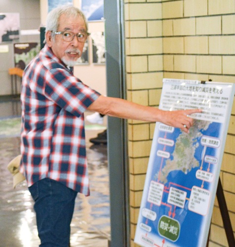 活断層群について解説する茅野会長
