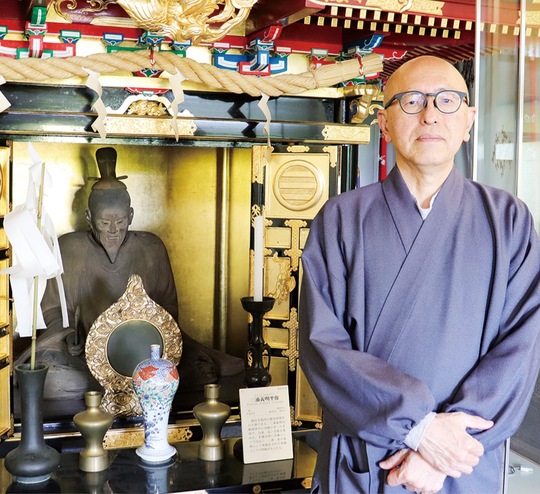 三浦義明坐像と永井住職（今年４月撮影）