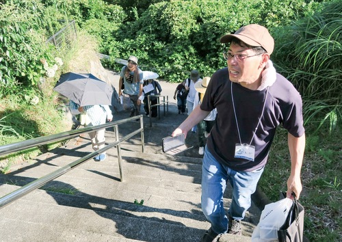 実際に歩くことで生活者のリアルを感じる。先頭を行く清水さん