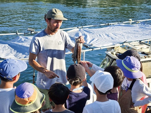 タコの生態を説明する金澤さんと参加者ら(提供：海とミライのがっこう)