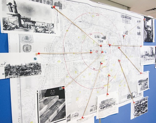 広島の地図と原爆投下後の資料写真を貼付