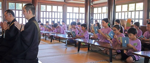 住職に続き読経する子どもら