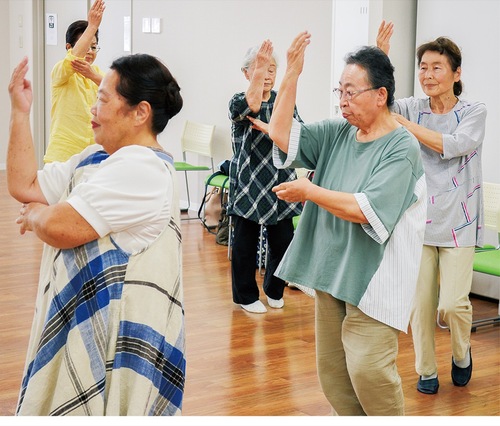 踊りを稽古する三浦市民謡協会の皆さん