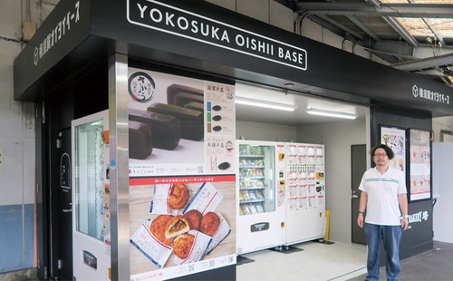 ホームに出現した自動販売機群。パン専用ボックスを設置した森代表