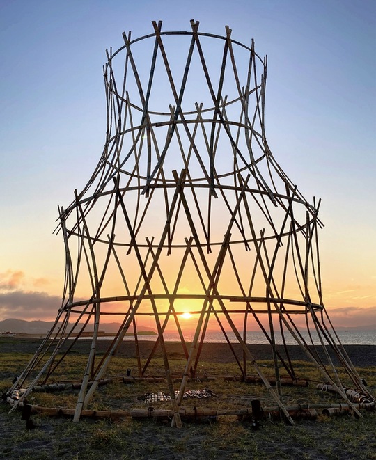 夕日に映える「巨大魚籠」の作品