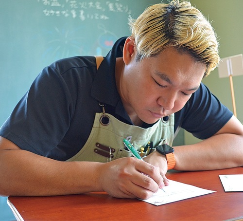 愛娘に向けた手紙を書く大島店長