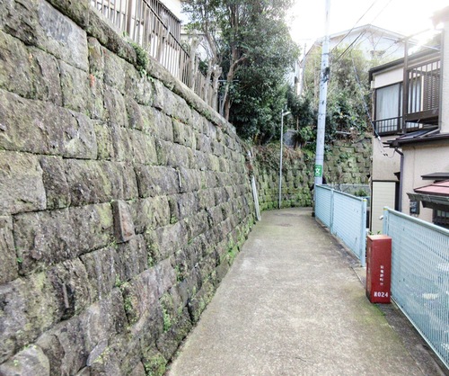 佐野町にあるブラフ積み擁壁