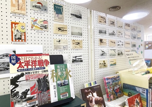 パネルと戦争関連の本が並ぶ展示