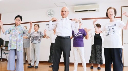 ラジオ体操をする会員ら（中央が藤村会長）