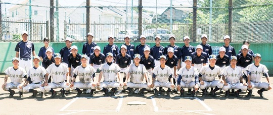 全国大会出場を決めた三浦学苑の選手ら。普段練習で使用している衣笠公園 軟式野球場で