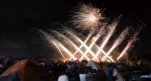 ソレイユの丘の広場から花火を見上げた（長時間露光で撮影）