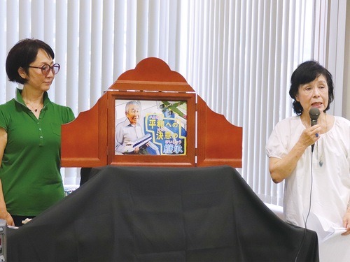 紙芝居を上演する棚沢さん（右）と絵を担当している矢部さん