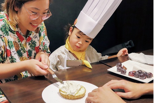 生クリームを盛り付ける参加者