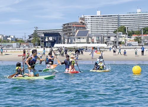 海上に浮かぶマークをめがけて親子で力を合わせてパドルを漕ぐ。コース取りも重要な戦術