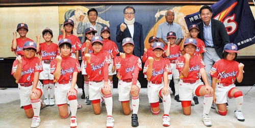 上地市長を表敬訪問した「横須賀女子」の選手ら