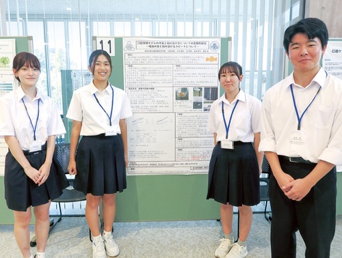 横須賀高校の成井琴子さん、芝奈紬さん、小田悠加さん、橋本明さん