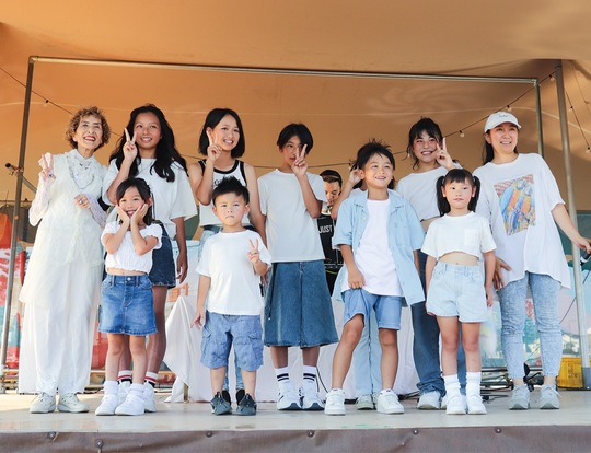 三浦海岸で壇上に上がったメンバーと下里さんら